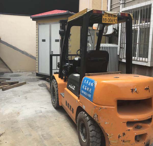 青島四方路幼兒園箱變?cè)O(shè)備安裝就位現(xiàn)場