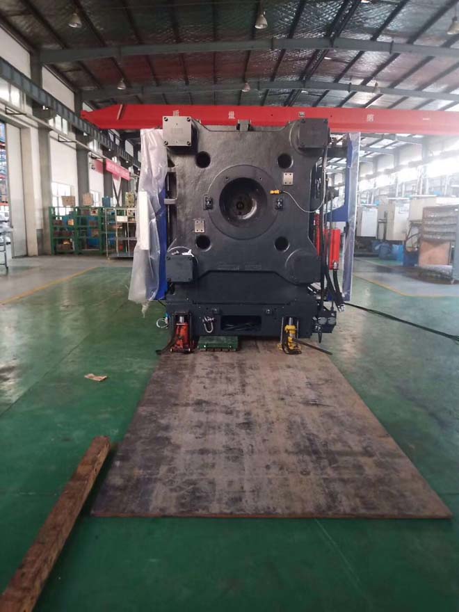 青島黃島區(qū)200噸注塑機設(shè)備車間安裝就位施工現(xiàn)場